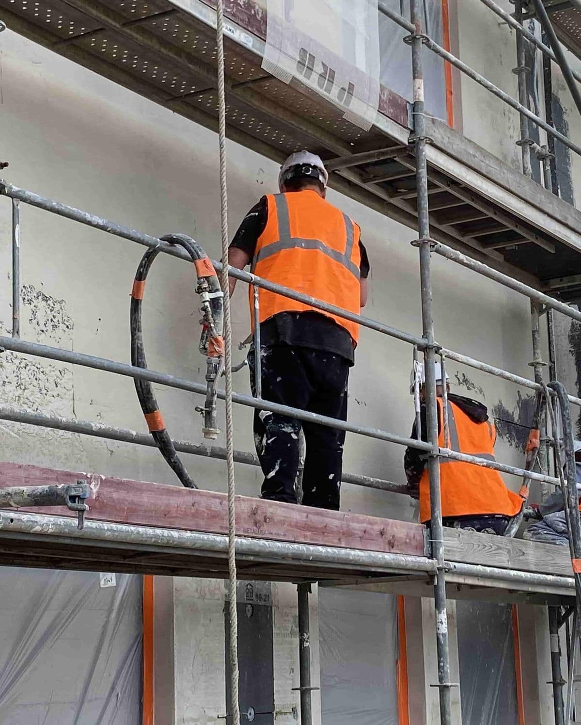 Parta ROVENO při strojním omítání na lešení