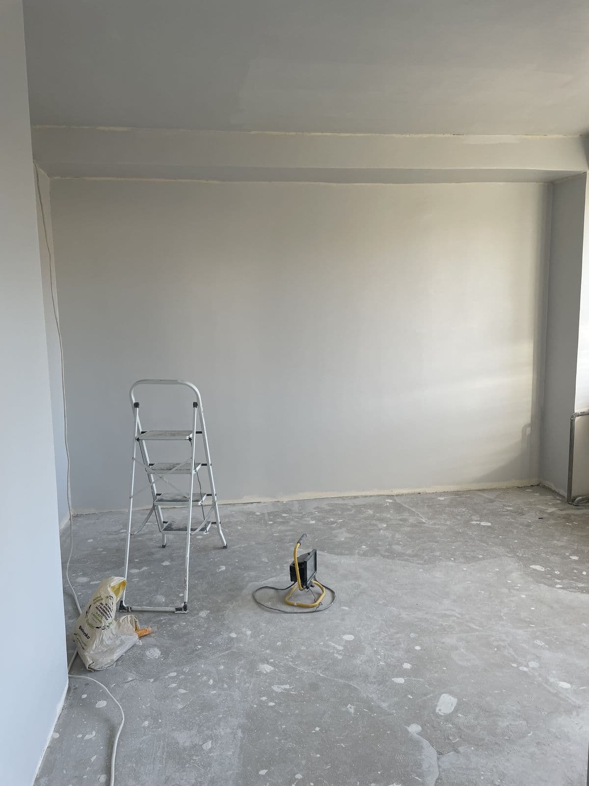 Dokončená sádrová omítka připravená k malování